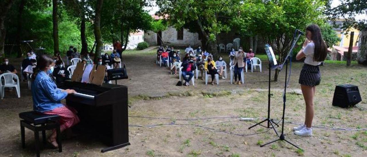 Concierto de alumnos de la Escola de Música de Moaña en la carballeira de la rectoral.   | GONZALO NÚÑEZ