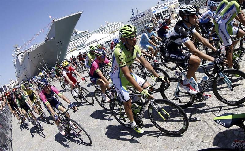 La tercera jornada de La Vuelta comienza en un portaaviones