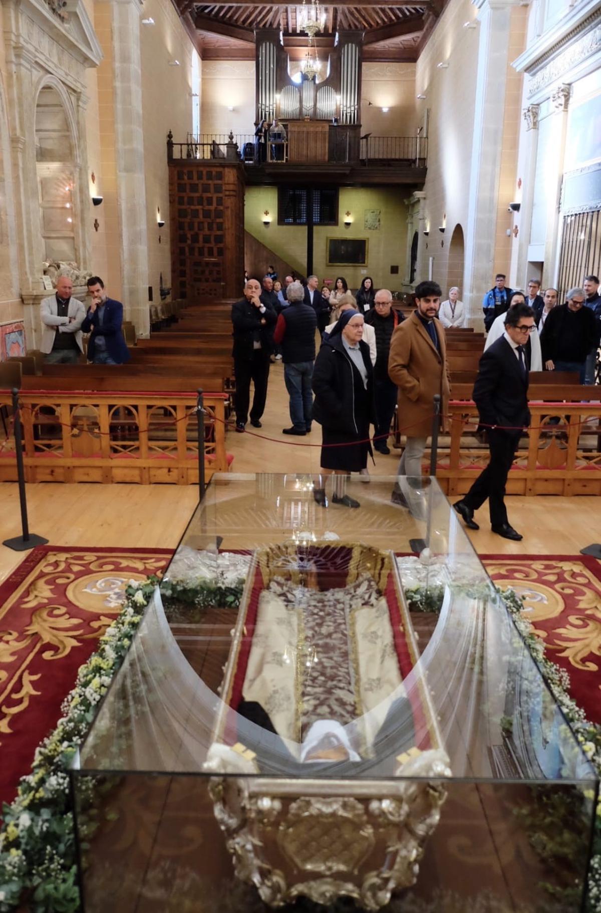 fieles veneran los restos de Santa Teresa de Jesús en la Basílica de Nuestra Señora de la Anunciación de Alba de Tormes (Salamanca).
