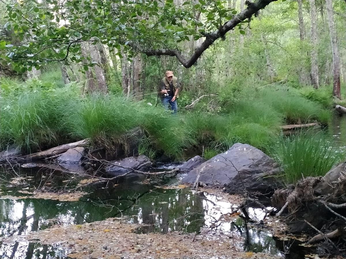 Juan Antonio Bazal Bazal "Jatoño" en una jornada de pesca.
