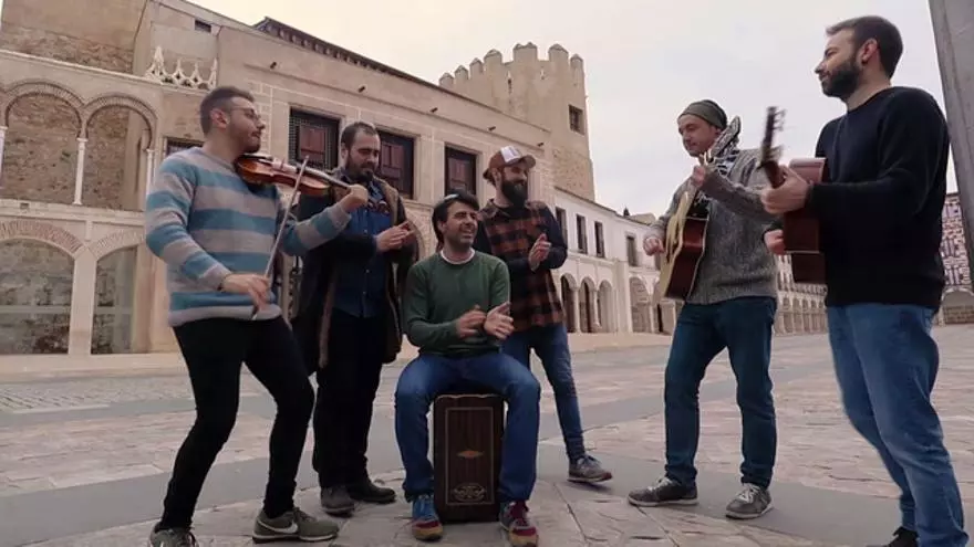 Divan du Don dedica una canción a los lectores de el Periódico Extremadura y La Crónica de Badajoz