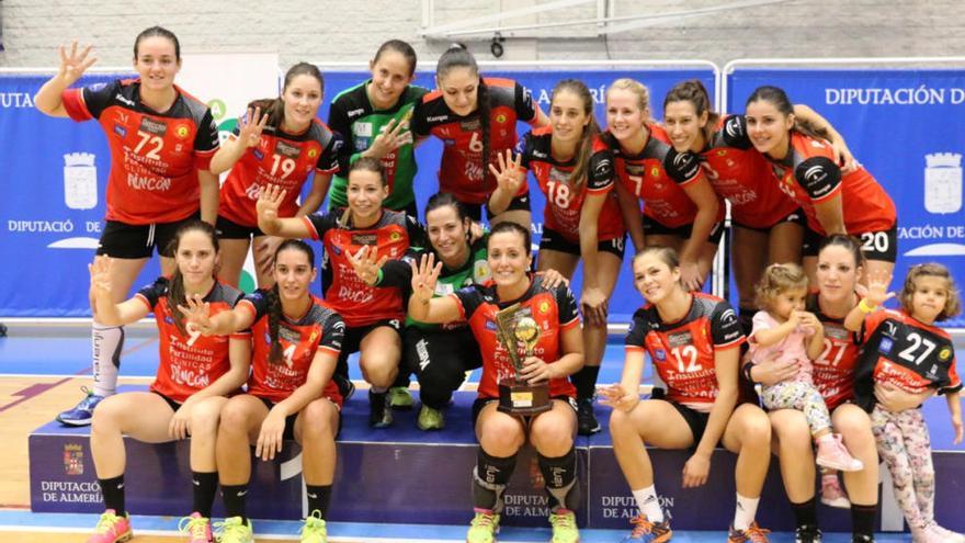 Las jugadoras del Clínicas Rincón, con el trofeo de campeonas de la XIV Copa de Andalucía.