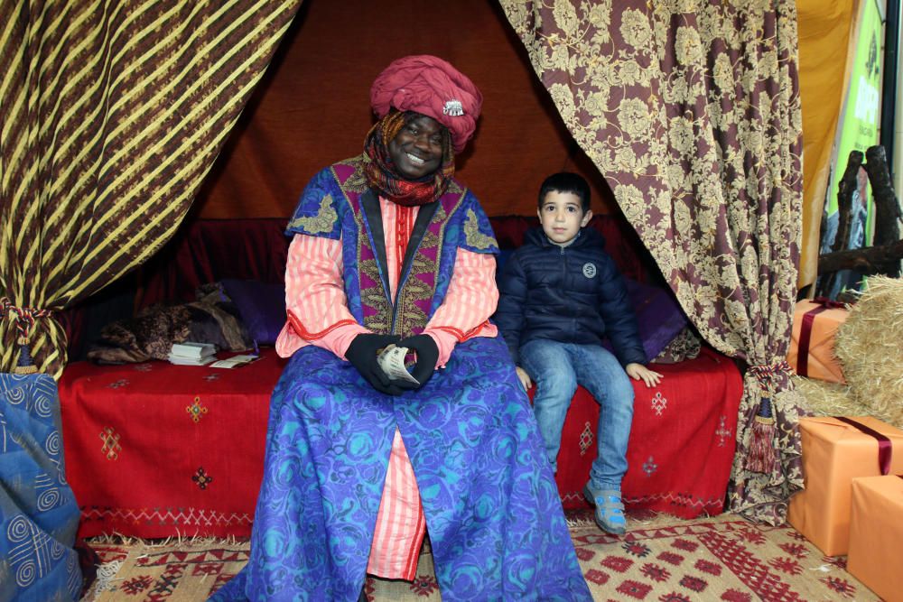 El emisario de SSMM los Reyes Magos sigue recibiendo a los más pequeños de Málaga para que le transmitan sus deseos para la Noche de Reyes.