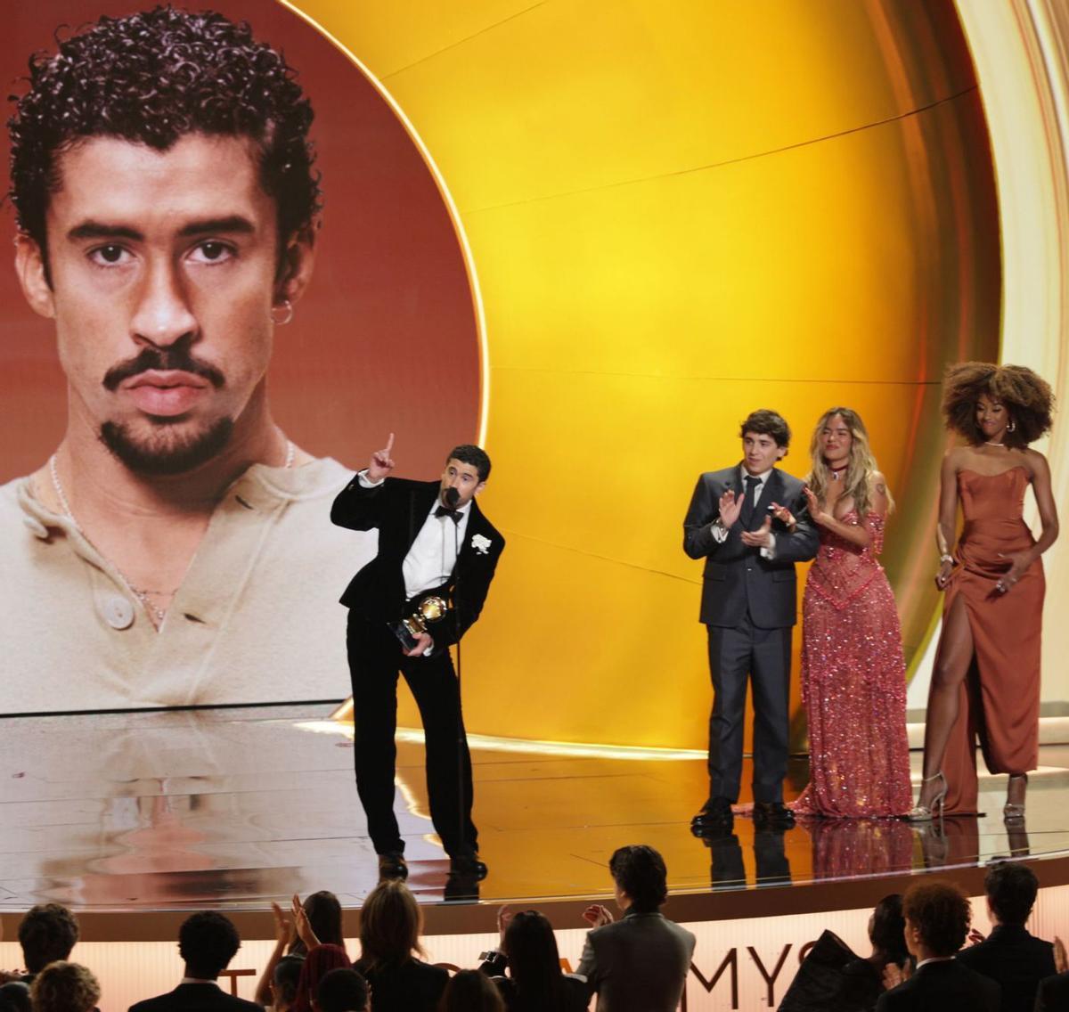 Bad Bunny regna als Grammy i clama contra la política migratòria de Trump