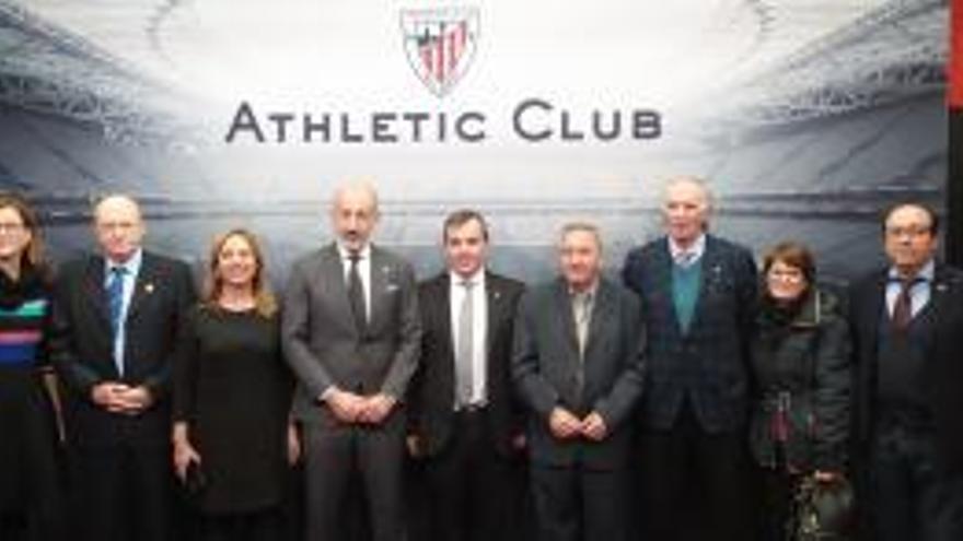 Los representantes del Ayuntamiento de Aspe y de la peña &quot;El Chopo&quot; en el estadio de San Mamés