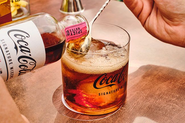 Coca-Cola Signature Mixers combinan con alcoholes oscuros