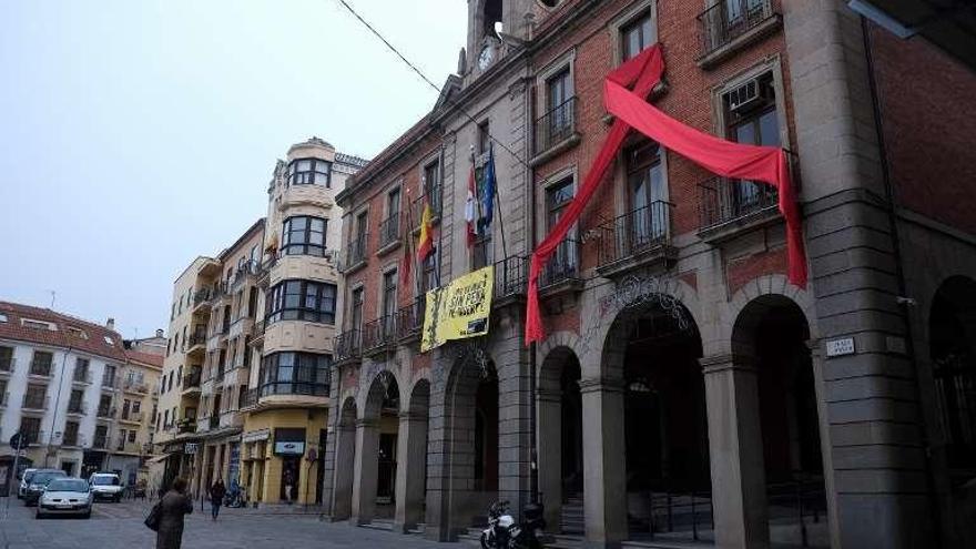 Un gran lazo rojo en la fachada del Ayuntamiento en 2016.