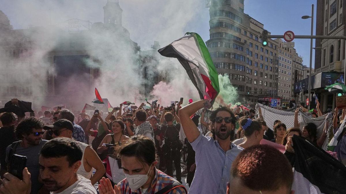 La Vuelta se convierte en una manifestación propalestina en Madrid