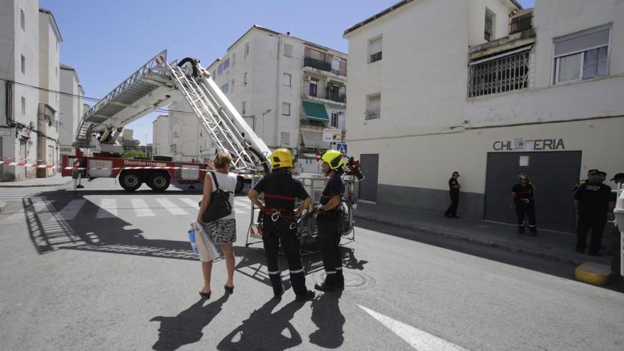 Bomberos inspeccionan edificios en San Antón