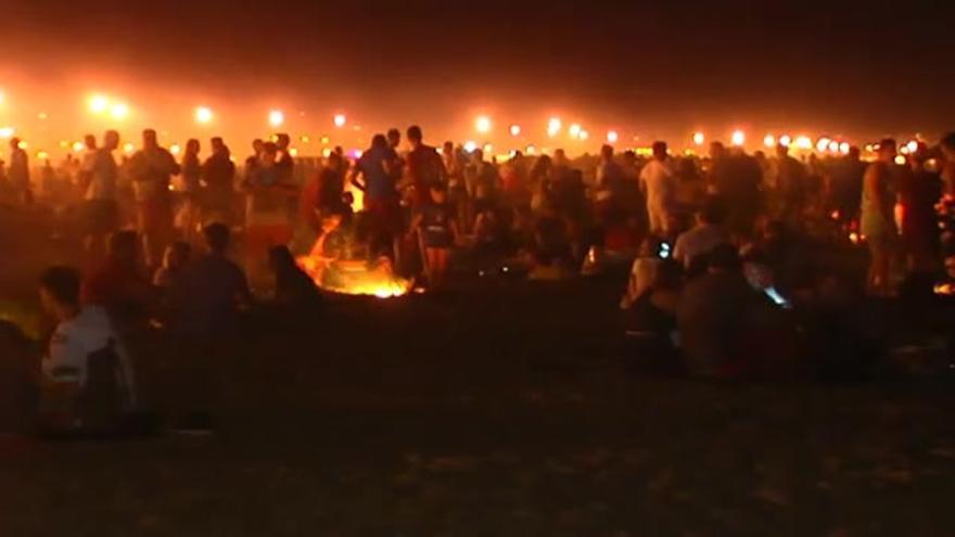 Vídeo / Hogueras en la playa por San Juan