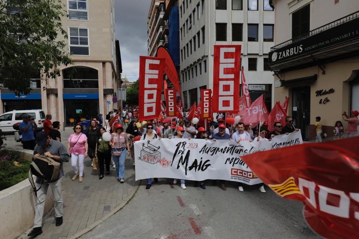 Cerca de mil personas salen a la calle por el Primero de Mayo