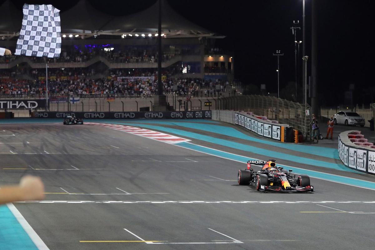 Max Verstappen cruza la meta para proclamarse campeón del mundo de Fórmula 1.