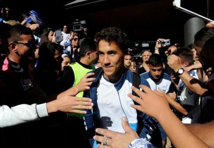 Llegada de la afición y de los equipos de CD Tenerife y de la UD Las Palmas antes de comenzar el Derbi en el estadio.