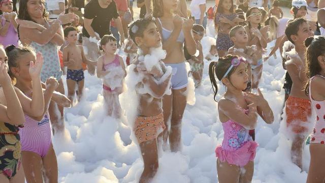 La fiesta de la espuma es una de las actividades que más gusta a los pequeños. |  | J.A. RIERA