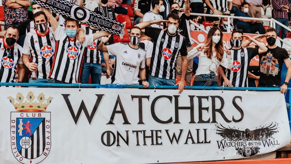 Miembros de la peña Watchers on the Wall durante un partido del Badajoz