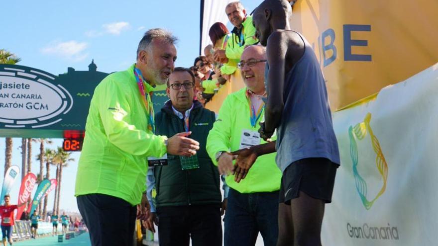 Julius Kiprono Tarus vence con récord en el Gran Canaria Maratón