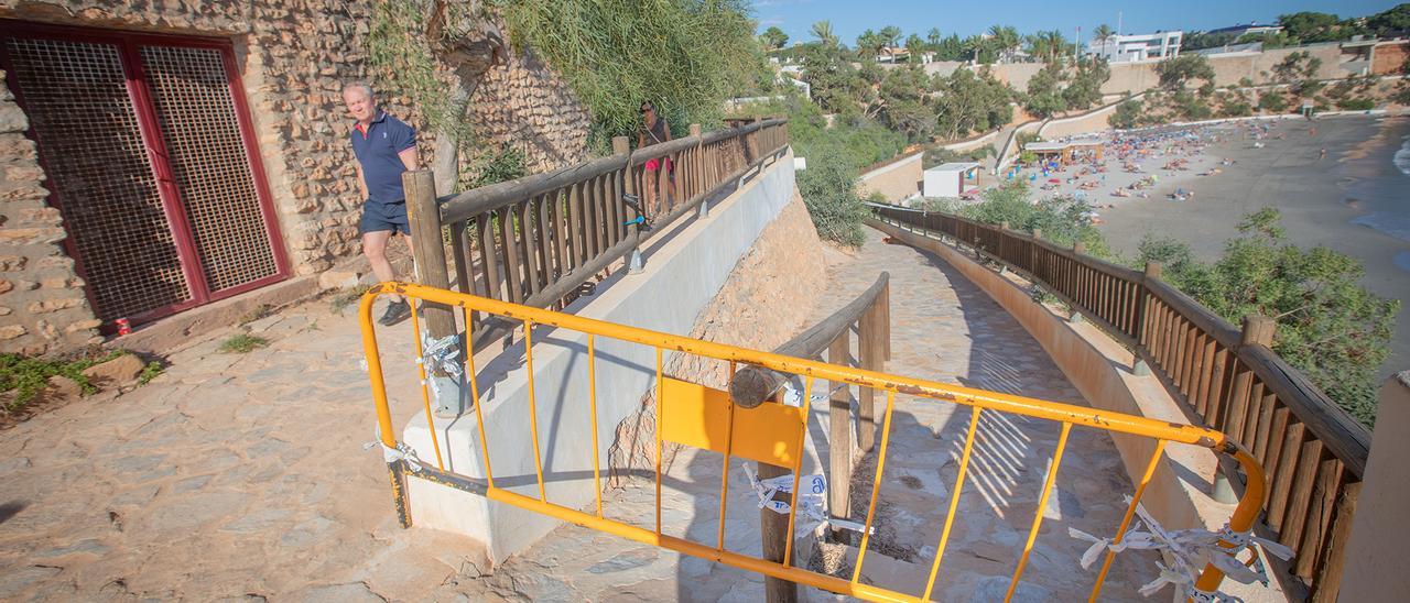 Tramo del paseo cerrado por los desperfectos que sufrió por la DANA de 2019