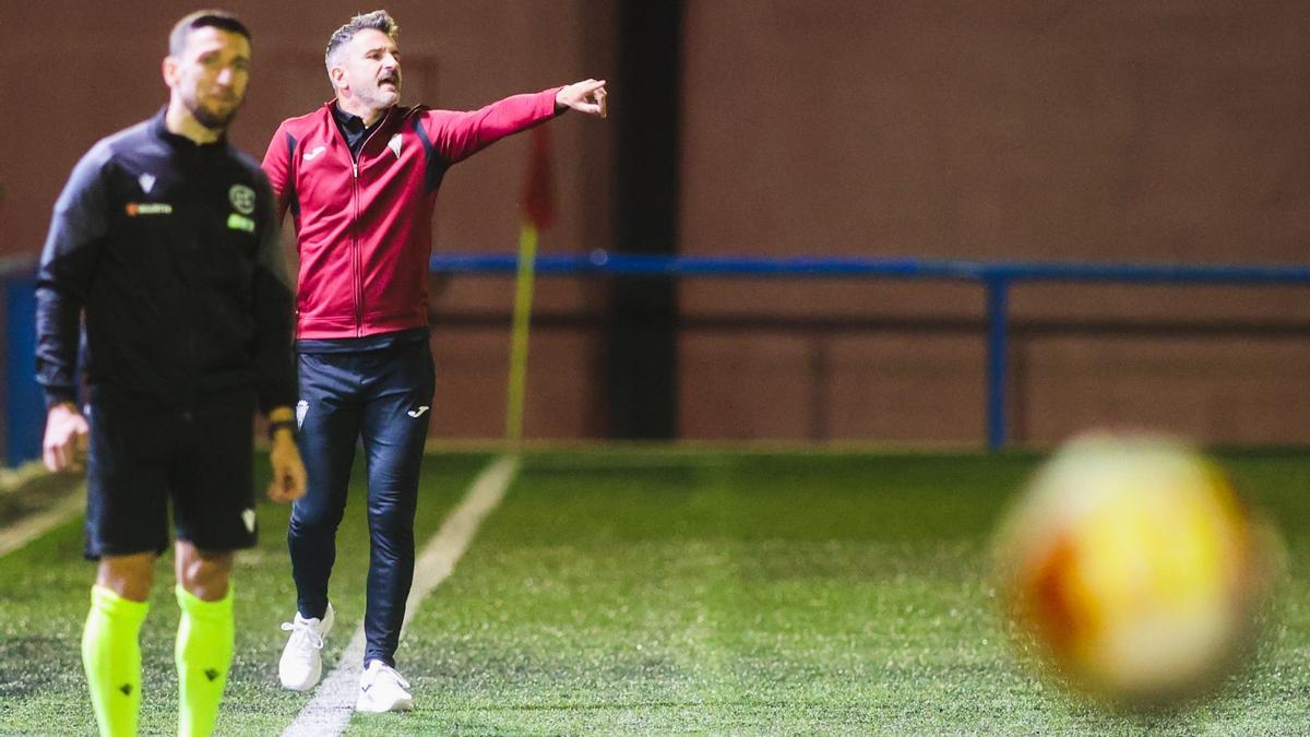 Iván Ania da instrucciones a sus jugadores en la banda de La Arboleja, durante el encuentro de Copa entre el Cieza y el Córdoba CF.