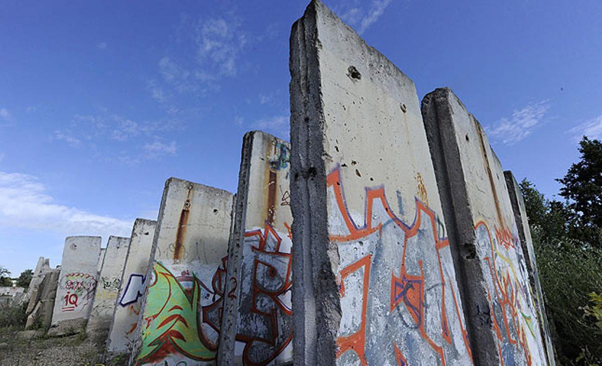 Restes del mur de Berlín en un descampat a Teltow, Alemanya. En el 50è aniversari de la seva construcció, s’erigiran 29 columnes en record de les 50 persones que van morir en aquesta antiga frontera.
