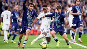 Vinícius rodeado jugadores del Celta