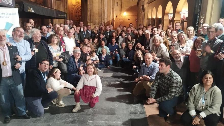 Sidra, hermandad y tradición para abrir boca antes del gran capítulo del Desarme: cofradías gastronómicas de toda España se reúnen en Oviedo