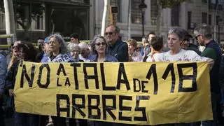 Cortan la Gran Via en protesta por los daños de las obras de FGC al parque Joan Miró