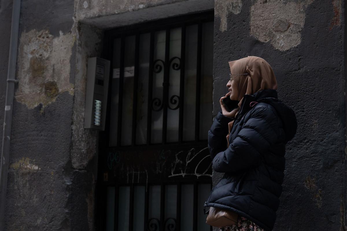 Una mujer musulmana con hiyab paseando por la calle.