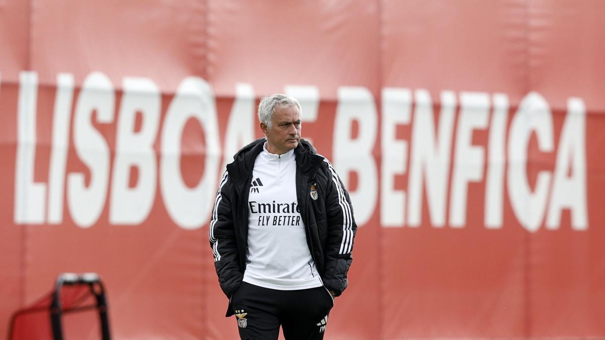 El entrenador del Benfica, el portugués Jose Mourinho, durante el entrenamiento de este lunes en Seixal (Portugal)