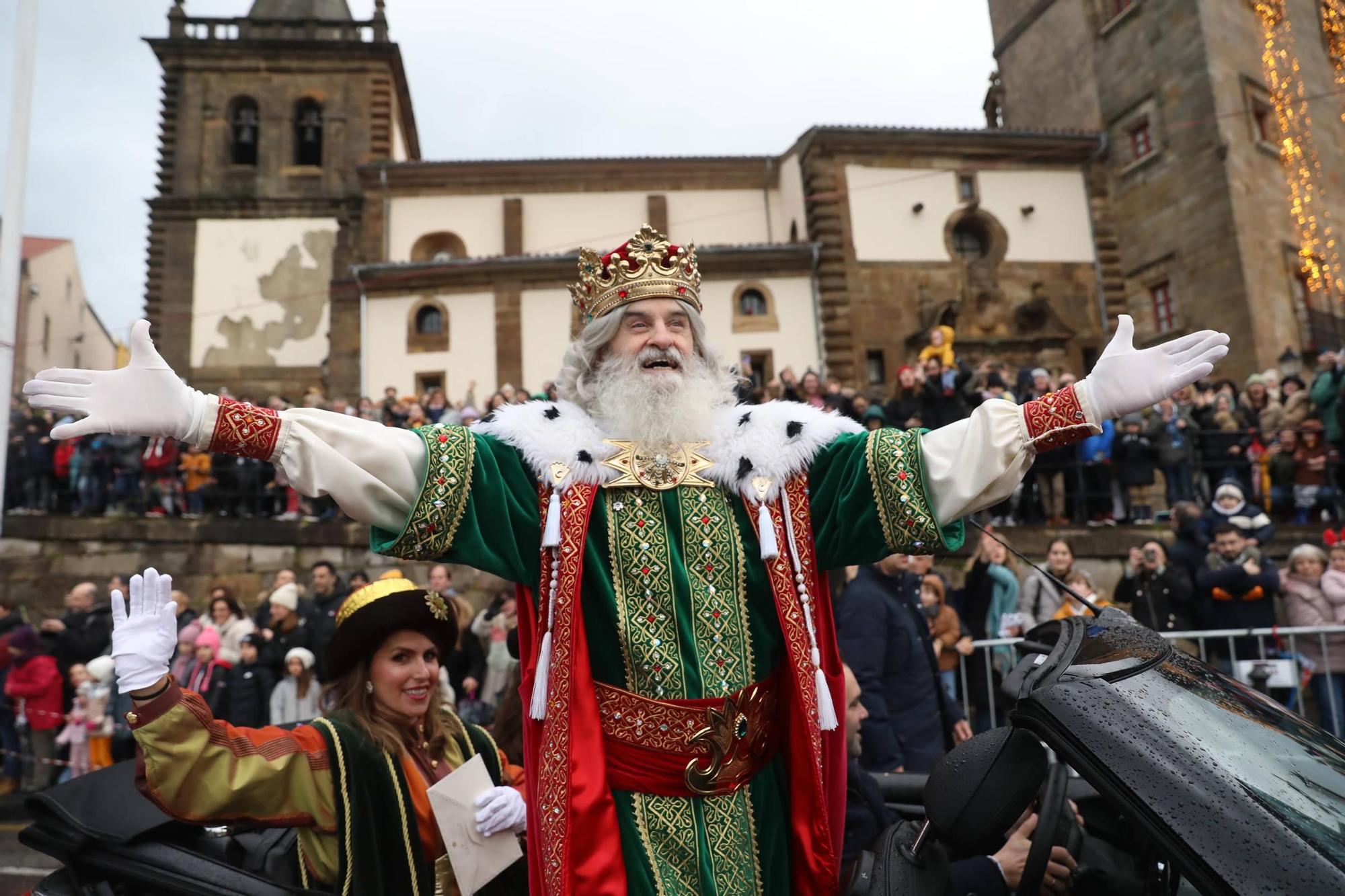 EN IMÁGENES: Así fue la espectacular llegada de los Reyes Magos a Gijón