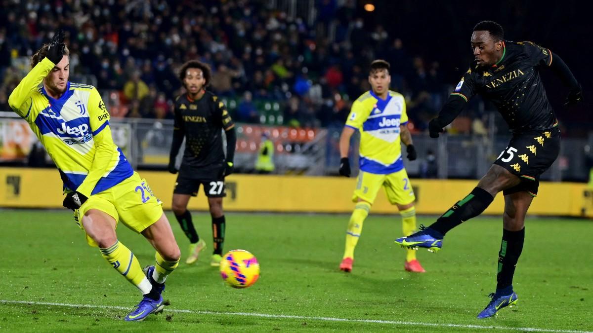 Rabiot intenta bloquear el disparo de Haps durante el encuentro Venecia-Juventus