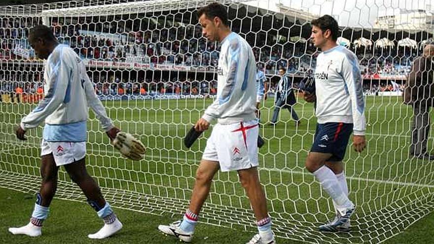 Bamogo, Nené y Esteban se retiran, alicaídos, a los vestuarios, tras confirmarse el descenso del Celta en junio de 2007.