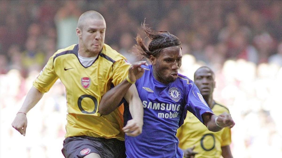 Senderos y Drogba disputan el balón en un partido entre Arsenal y Chelsea