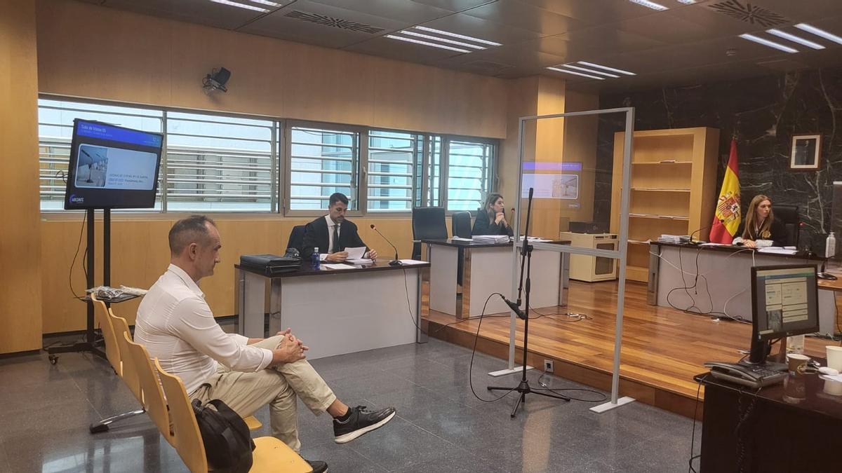 Cosme Prenafeta antes de comenzar la vista oral en el Juzgado de lo Penal 4 de Almería.