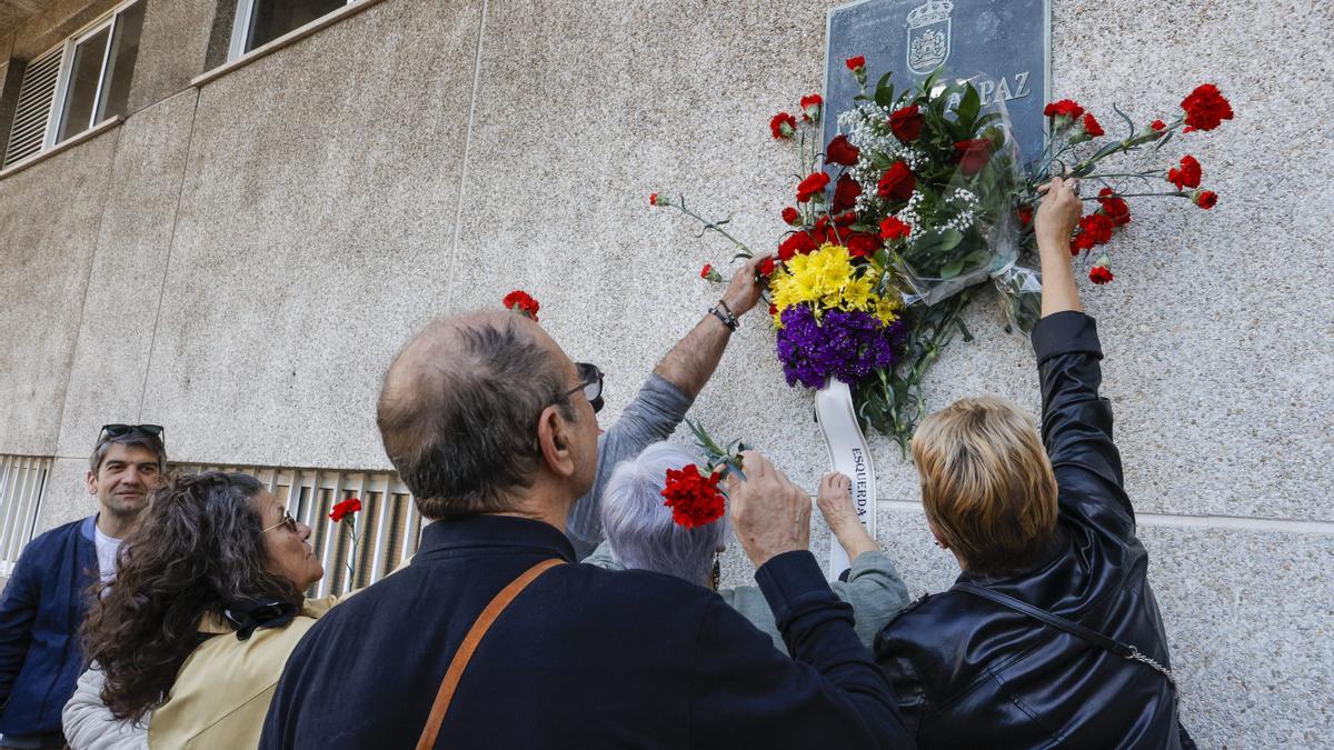 Ofrenda floral en homenaje a José Couso en el 20 aniversario de su muerte en Irak.