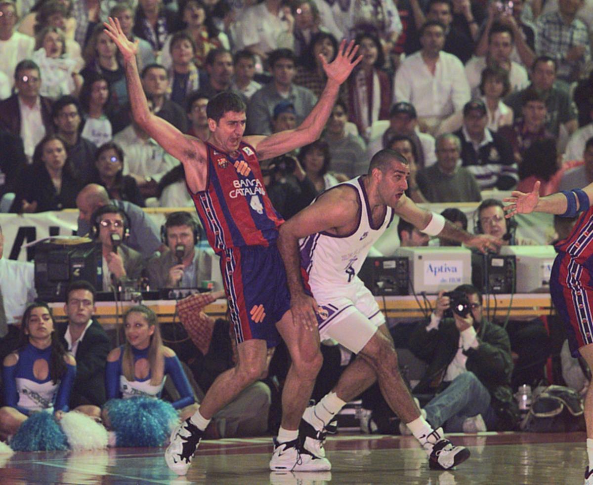 Andrés Jiménez, ante Joe Arlauckas, en un partido frente al Real Madrid en mayo de 1997.