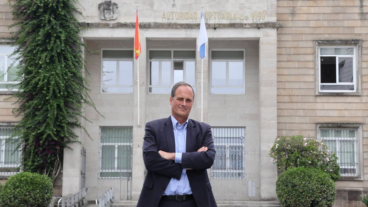 Carlos Botana, frente a la sede de la Autoridad Portuaria en Praza da Estrela.