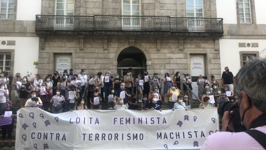 Concentración frente al Museo Marco de Vigo en repulsa por los asesinatos de las pequeñas de Tenerife.