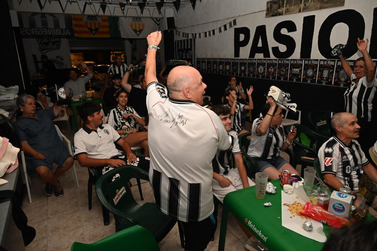 Los aficionados del CD Castellón siguen el partido contra el Almería en los bares de la ciudad