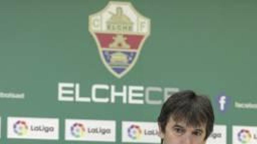 El técnico Pacheta, ayer en la sala de prensa del estadio.