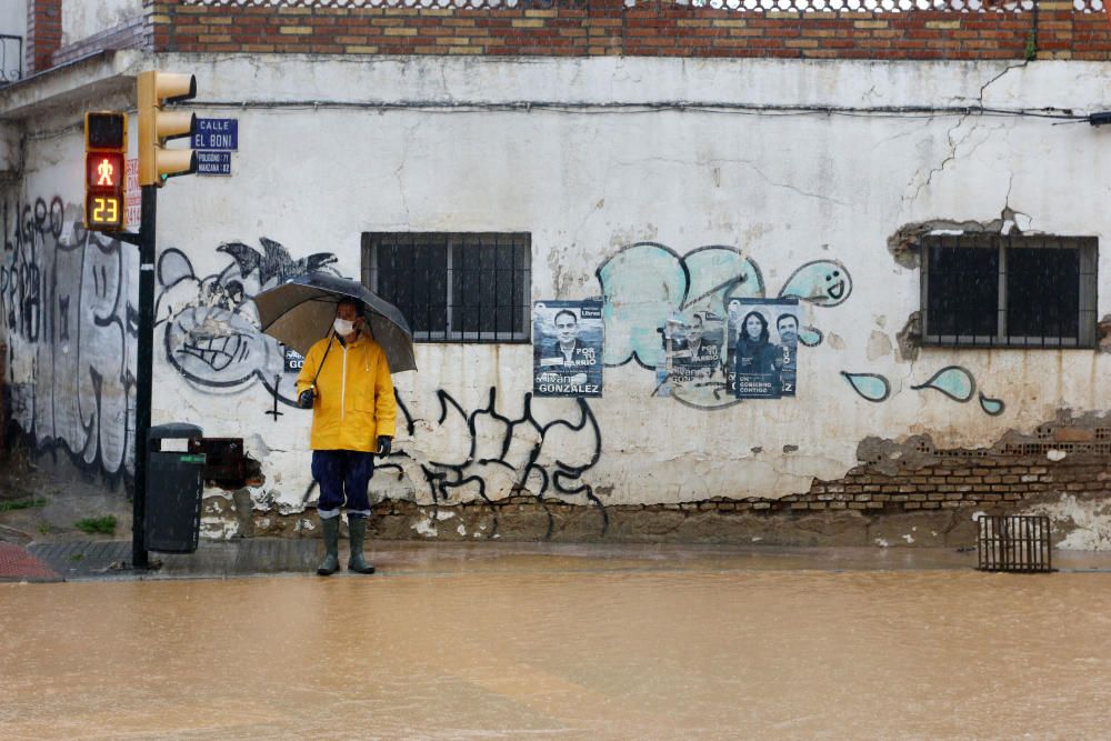 De nuevo, como a comienzos de año, el distrito de Campanillas ha sido el mas castigado por la acumulación de agua, desbordándose arroyos y anegándose muchas de sus calles.