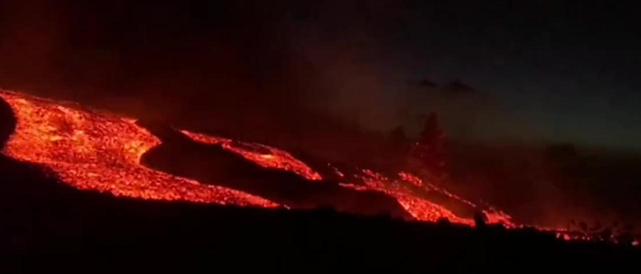 Río de lava emanando de la erupción de La Palma.