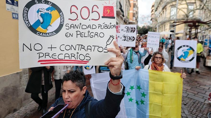 Los sanitarios canarios protestan en las calles por los contratos de nueve meses