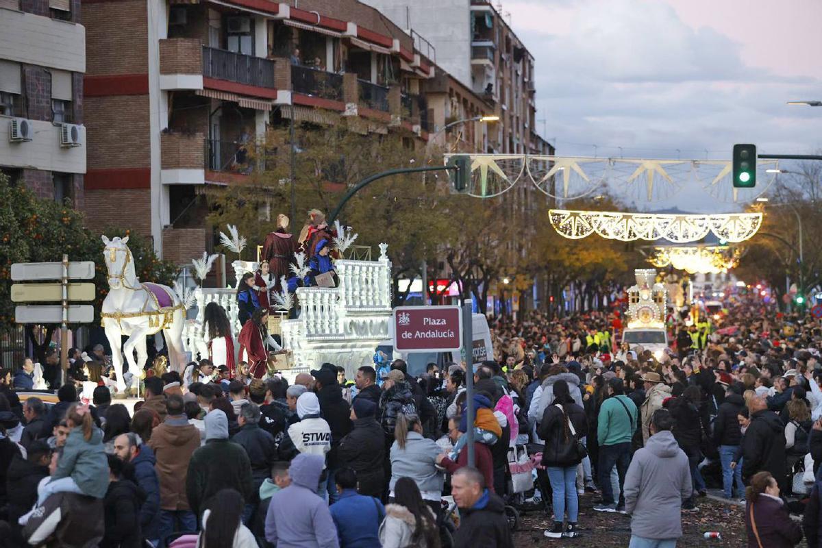 La Cabalgata de los Reyes Magos reparte ilusión por las calles de Córdoba