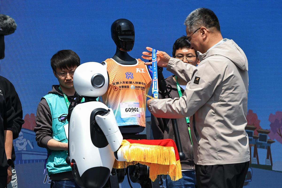 Primera Media Maratón para robots humanoides en Pekín