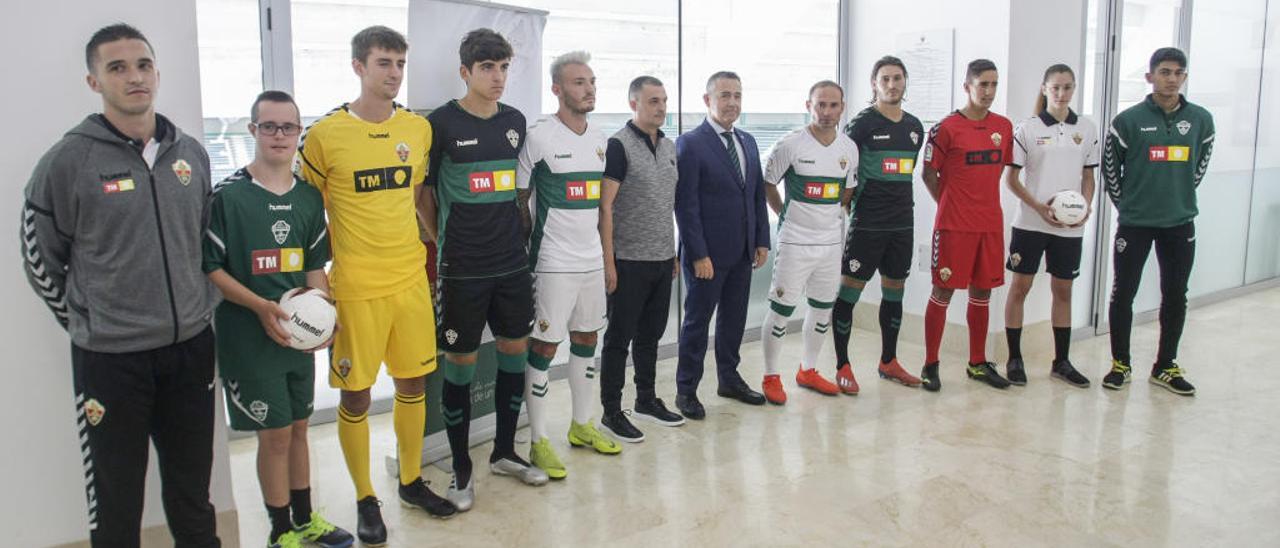 Los jugadores de las distintas secciones con las nuevas equipaciones.