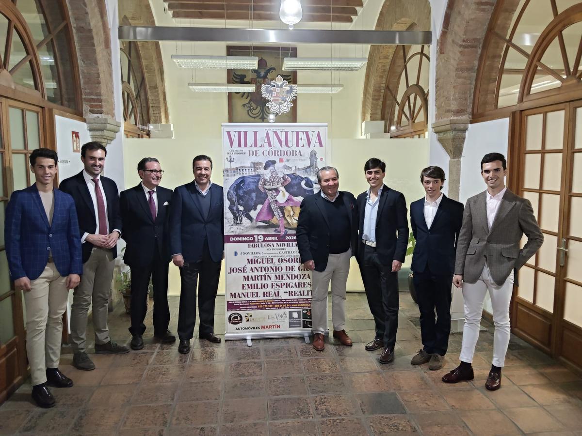 El alcalde de Villanueva de Córdoba, Isaac Reyes, junto a los empresarios de Andutoro y los novilleros en la presentación del cartel.