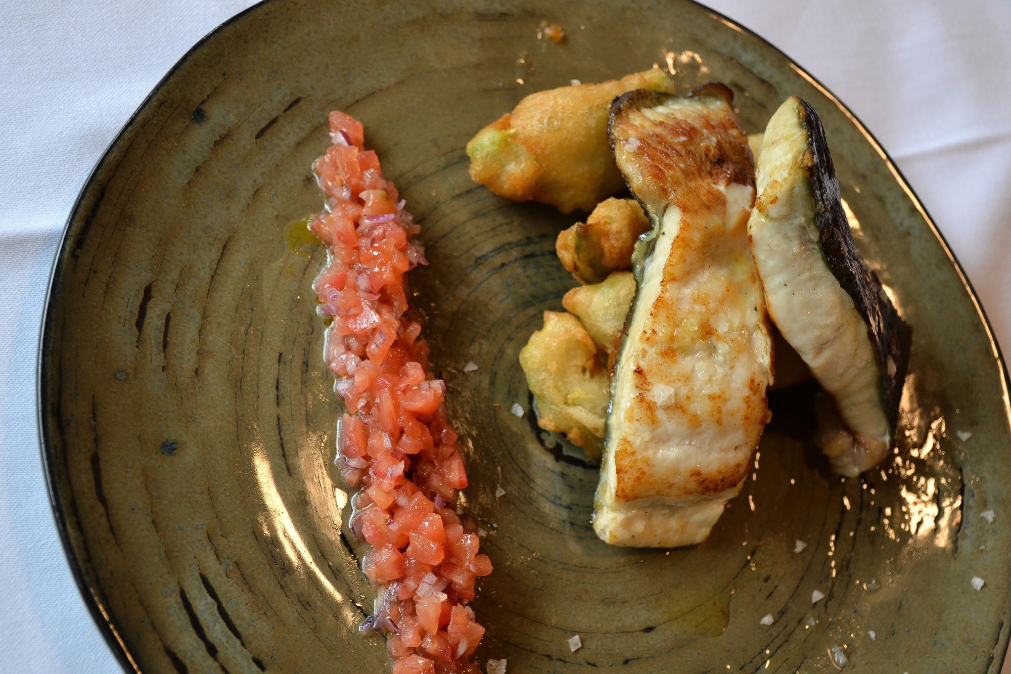 Rodaballo a la plancha con tempura de verduras.