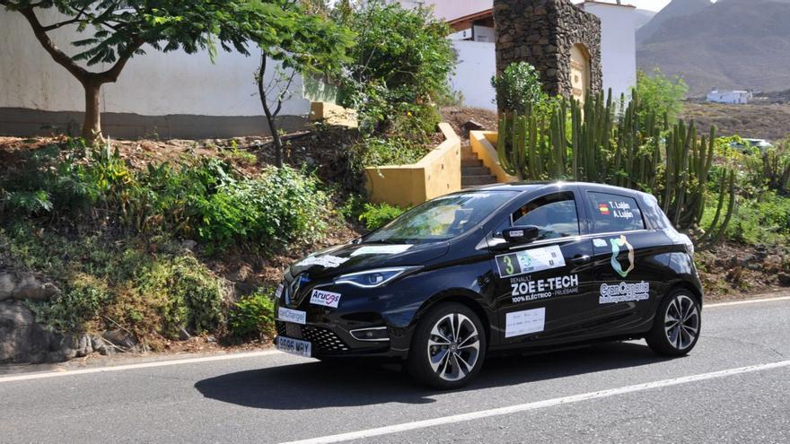 Los grancanarios Toni y Aday Luján, a bordo del Renault Zoë, durante el Eco Rally Gran Canaria. | | MOTORACTUALIDAD.ES