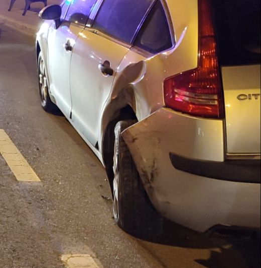 Un coche volcado tras un accidente en la avenida La Condomina, en la Albufereta