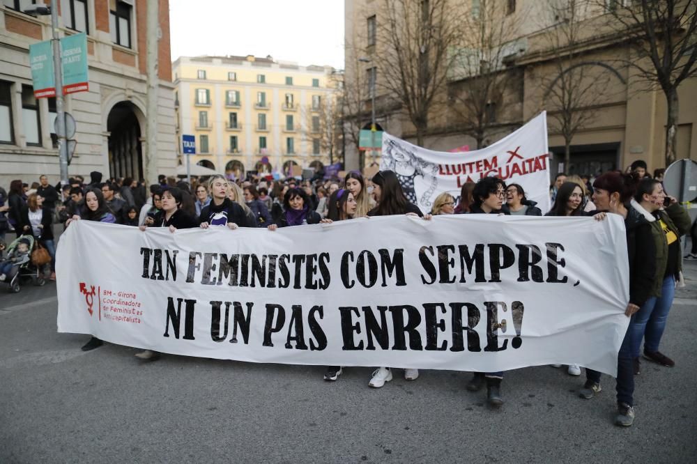 Multitudinària manifestació feminista a Girona